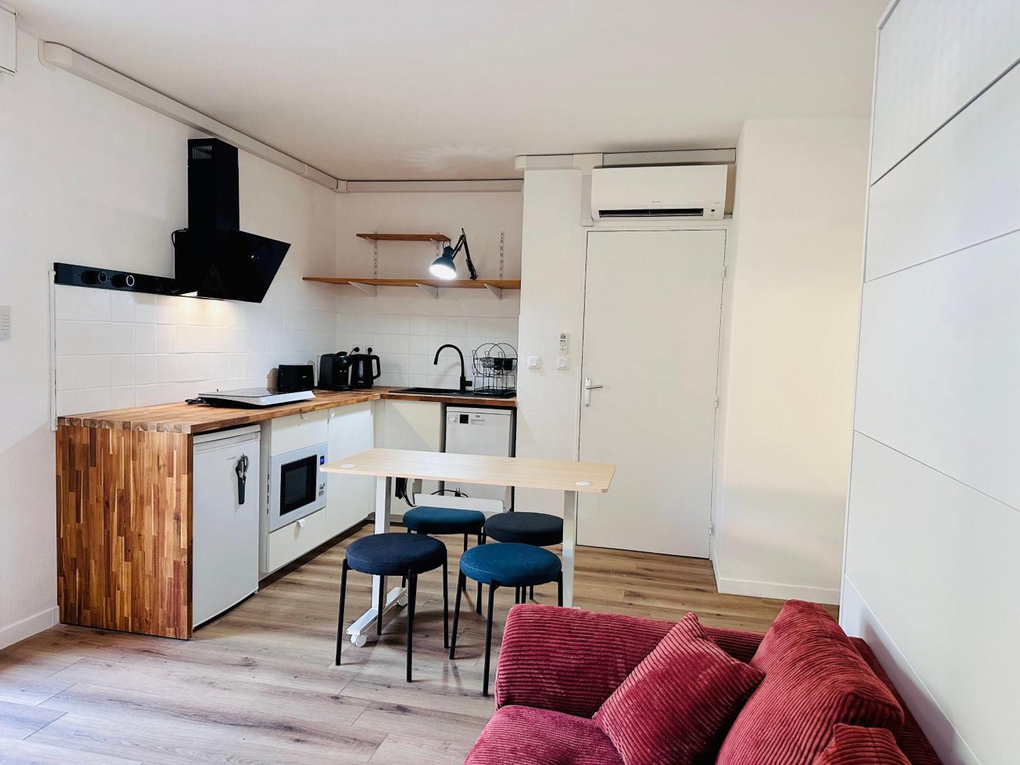 Apartment 40m2-air Conditioning-elevator-underground Parking-self Checkin! Climatise 40m2-ascenseur-parking Souterrain -arrivee Autonome