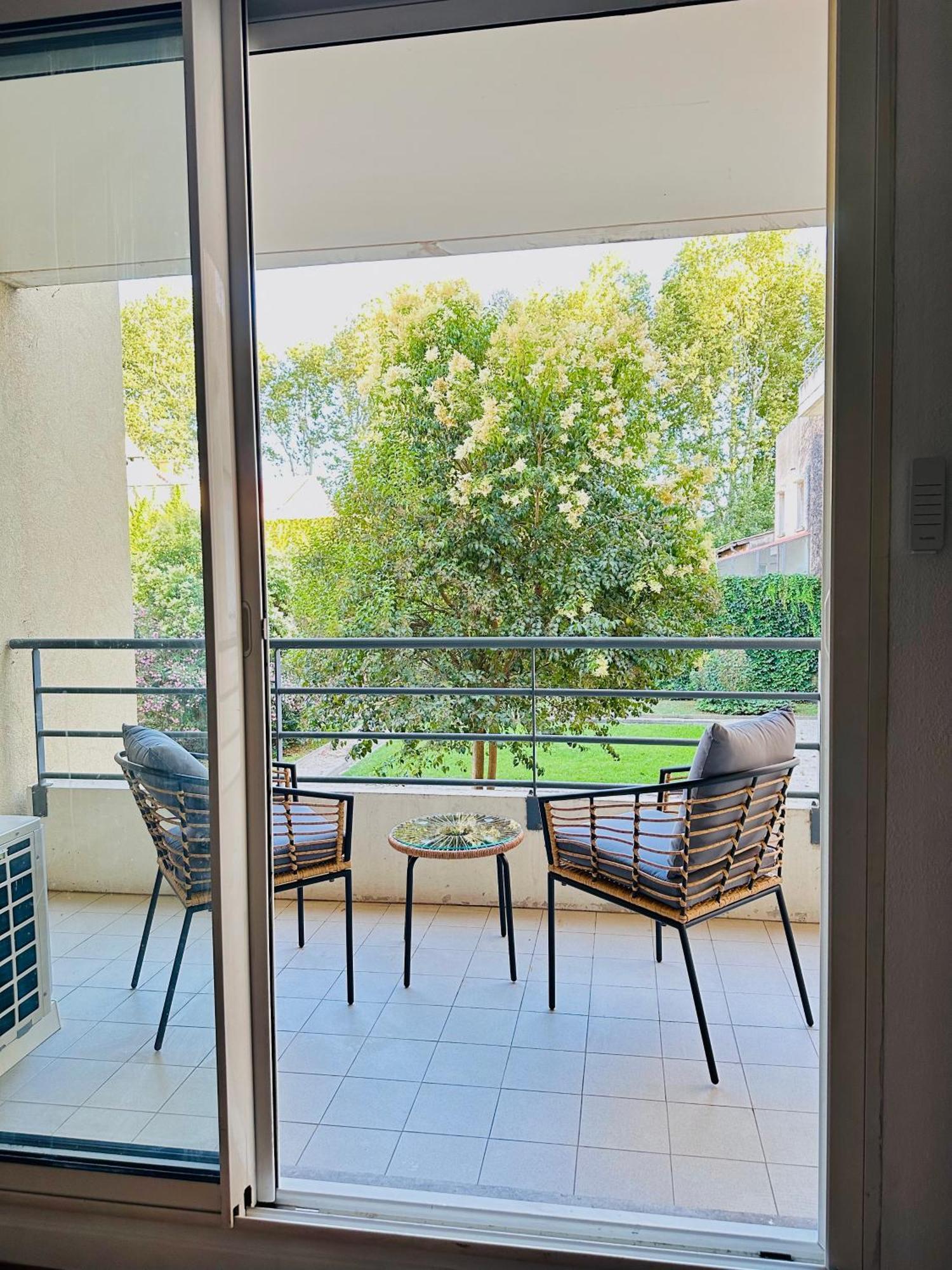Apartment 40m2-air Conditioning-elevator-underground Parking-self Checkin! Climatise 40m2-ascenseur-parking Souterrain -arrivee Autonome Avignon